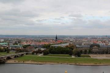 blick von oben auf Dresden Sachsen Deutschland unter bewölktem himmel