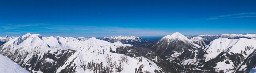 Winterliches Bergpanorama mit Lechtaler und Tannheimer Bergen bei blauem Himmerl