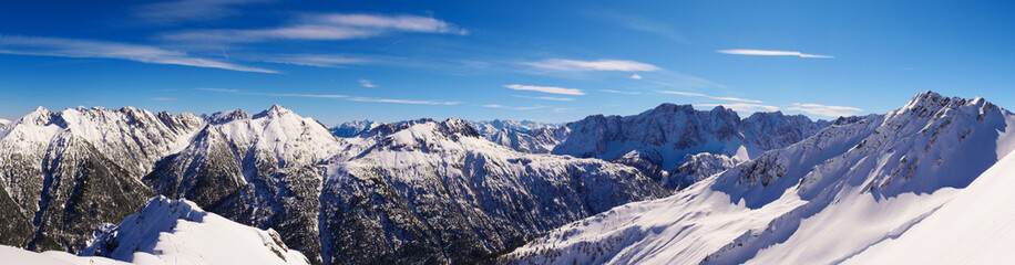 Fototapeta na wymiar Winterliches Bergpanorama von der Schlierewand zum Tagweidkopf, Gamplesspitze, Heiterwand und Seelakopf