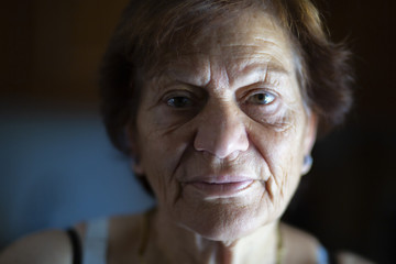 Drammatico volto di donna italiana in pensione esprime esperienza di vita calma e consapevolezza...