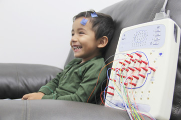Electroencefalograma estudio del cerebro aplicado a niño © Arlette