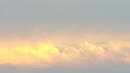 Coucher de soleil dans les nuages 