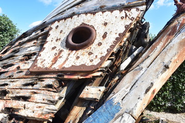 Relitto di una vecchia nave in legno esposto alla Cala (porto) di Palermo. Sicilia