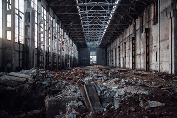 Grand hall industriel abandonné avec des ordures en attente de démolition. Ancienne usine de fabrication d& 39 excavatrices de Voronezh