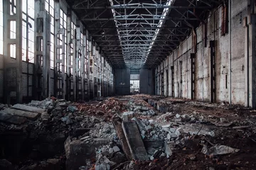 Keuken spatwand met foto Verlaten grote industriële hal met afval wachten op sloop. Voormalige fabriek voor graafmachines in Voronezh © Mulderphoto