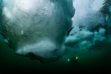Drift ice diving © divedog