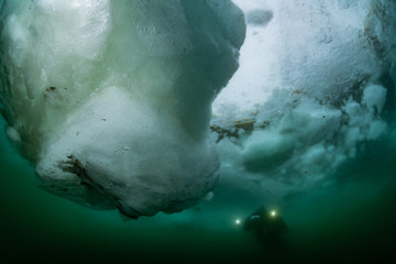 Drift ice diving © divedog