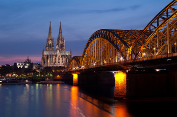 Fototapeta premium Skyline of Cologne with Cathedral at night