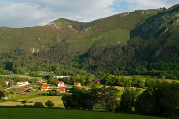 Localidad asturiana de Piñeres de Pría y la sierra de la Cueva Negra.