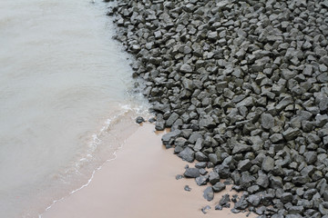 Wasser und Schotter im Hafen