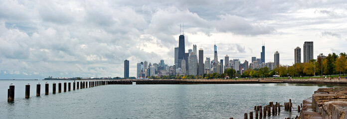 Fototapeta na wymiar Chicago city skyline viewed from the Fullerton Avenue Beach.