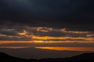 Silhueta de pôr do sol na montanha com nuvens