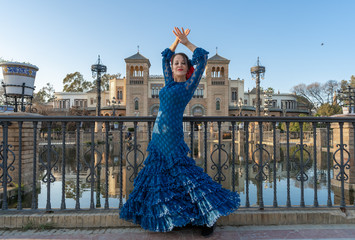 Mujer bailando flamenco en Sevilla Andalucía España - obrazy, fototapety, plakaty