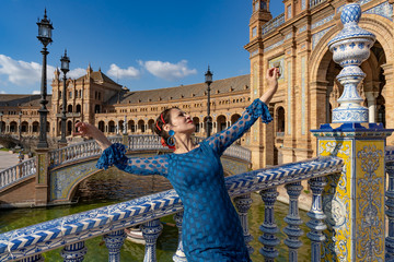 Mujer bailando flamenco en Sevilla Andalucía España
