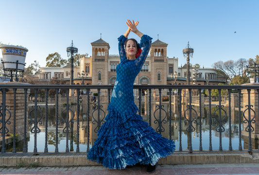 Mujer bailando flamenco en Sevilla Andaluc&iacute;a Espa&ntilde;a