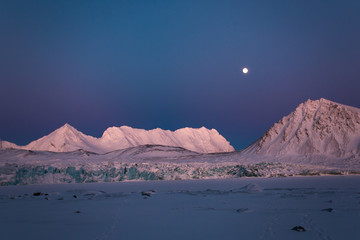 Na lodowcu o zachodzie słońca, poludniowy Spitsbergen © blackspeed