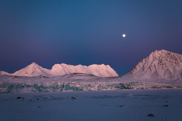 Na lodowcu o zachodzie słońca, poludniowy Spitsbergen