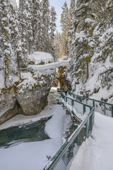 Obraz premium Winter hikers at Johnston Canyon in Banff National Park, Alberta, Canada