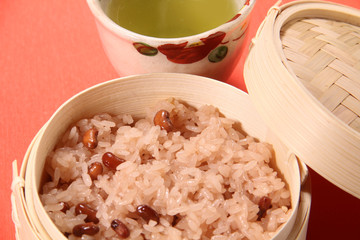 蒸籠に入った赤飯