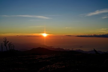 大台ケ原山　正木峠から見た熊野灘に昇る朝日の太陽柱（サンピラー）情景