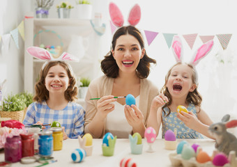 Obraz na płótnie Canvas family preparing for Easter