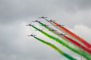 Italian acrobatic patrol drawing flag