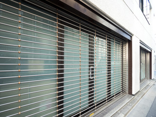 Obraz premium シャッターが閉まった店舗
