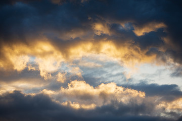 Fototapeta premium 雲間に差す朝日の光