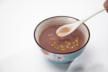 Traditional Chinese food uses lotus root paste, which has the effect of beauty and beauty. It is usually called lotus root stage