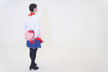バレンタイン　後ろ姿　ハートを持つ女性