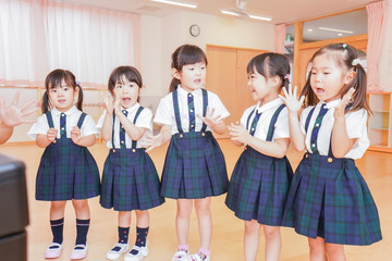 こども園・幼稚園・保育園で楽しく歌を歌う子ども