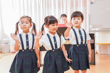 こども園・幼稚園・保育園で楽しく歌を歌う子ども