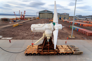 NIGG, SCOTLAND - 2017 MARCH 24. AHH’s 1.5MW tidal turbine being installed at Nigg to capture green energy from ocean currents.  - obrazy, fototapety, plakaty