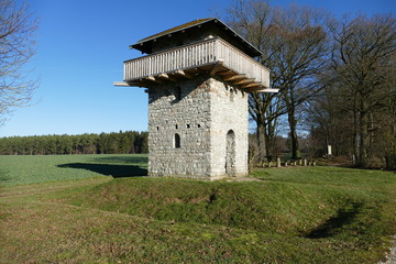 Fototapeta na wymiar Römerturm mit Wall und Graben in Dill / Hunsrück