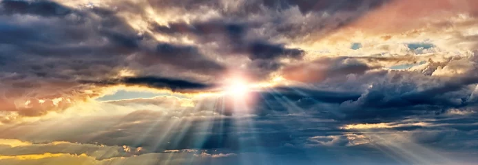 Foto op Canvas dramatische zonsondergang hemel landschap achtergrond natuurlijke kleur van de avond cloudscape panorama met ondergaande zonnestralen die door wolken komen ultra breed panoramisch uitzicht © vaalaa