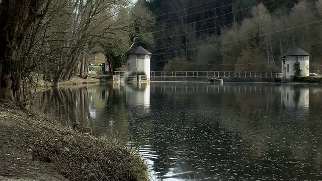 Aufgestauter Fluss (horizontaler Kameraschwenk, Originalton)
