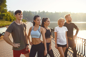 Obraz premium A group of athletes training in the park.