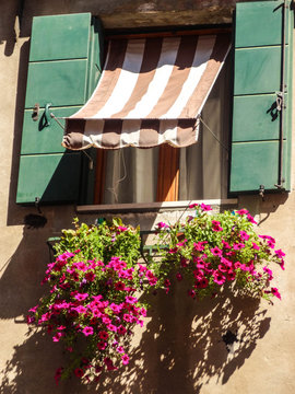 altes mediterranes Fenster mit kleiner Markise