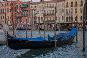 Obraz na płótnie Canvas boats near the pier in venice