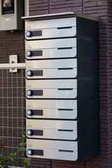 集合住宅のスタイリッシュなメタル製の郵便箱