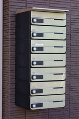 集合住宅のスタイリッシュなメタル製の郵便箱