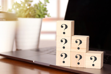 パソコンとハテナ クエスチョンマーク はてな マーク 記号 ？ Question mark