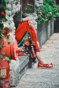 中国雲南地方の路地に座る女性　Processed with VSCO with aga1 preset