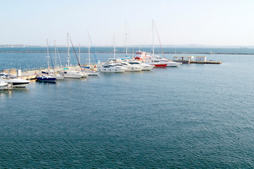 Obraz premium Berth in the port with yachts moored to it.