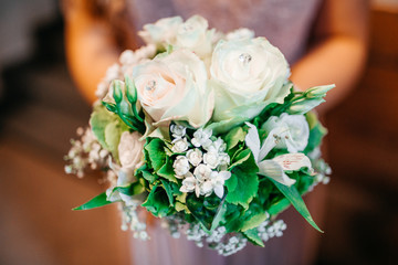 Weisser Brautstrauss in der Hand am Tag der Hochzeit