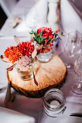 Tischdeko DIY Blumen und Gläser