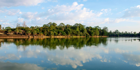 Panorama einer Seelandschaft mit sich im Wasser spiegelnden Bäumen in Angkor Wat, Kambodscha
