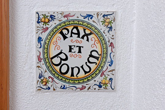 Tafel mit "Pax et Bonum" an der Pforte des Kapuzinerklosters, Mels, St. Gallen, Schweiz