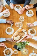 Leute essen Suppe zu Mittagessen oder Abendessen