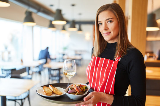 Frau macht Ausbildung zur Kellnerin im Restaurant